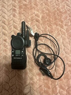 Motorola CLS1110 UHF Business Two-Way Radio w/ Earpiece